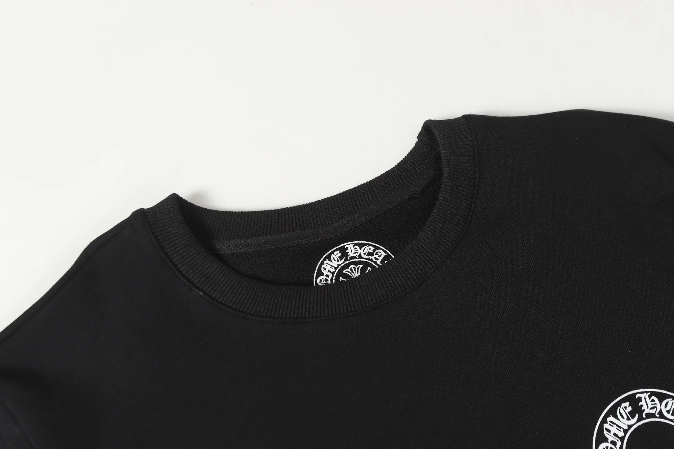 P210 Round neck sweatshirt. Remember to remark sweatshirt when ordering #Y2901 Cross-border running quantity model. Please do not place an order if you are pursuing perfection. -Chrome Hearts/Chrome Hearts 23ss Sanskrit printed popular round neck sweatshirt -High weight, high density and high quality. The wool is soft, delicate and skin-friendly. It feels soft and silky. It has excellent warmth and skin-friendly properties. -Colour: black white -Size: S M L XL